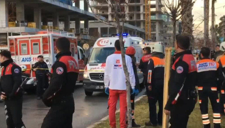 Жертвами взрыва заминированного автомобиля у здания суда в турецком городе Измире стали как минимум два человека. 