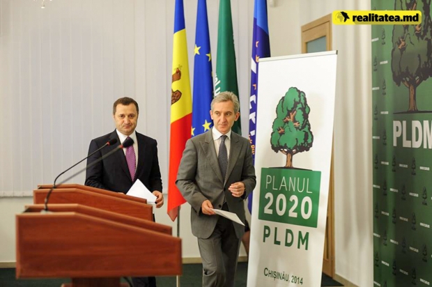 Premierul Iurie Leancă, prim-vicepreşedinte PLDM, a plecat grăbit de la şedinţă, acesta menţionând doar: "Continuă discuţiile, totul este în regulă".