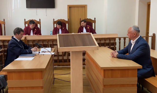 ВСП объявила перерыв в рассмотрении дела Додона, он пришел без адвокатов.