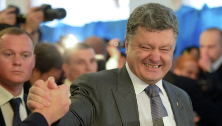 Петр Порошенко с 55,9% голосов побеждает на президентских выборах на Украине.