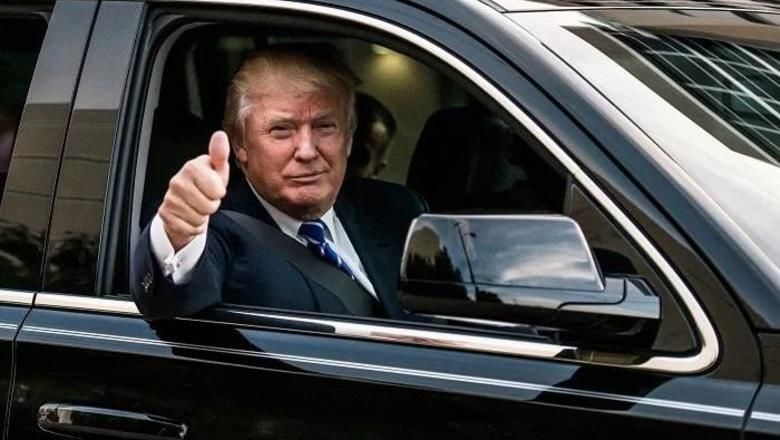 Лимузин президента США повреждений не получил.