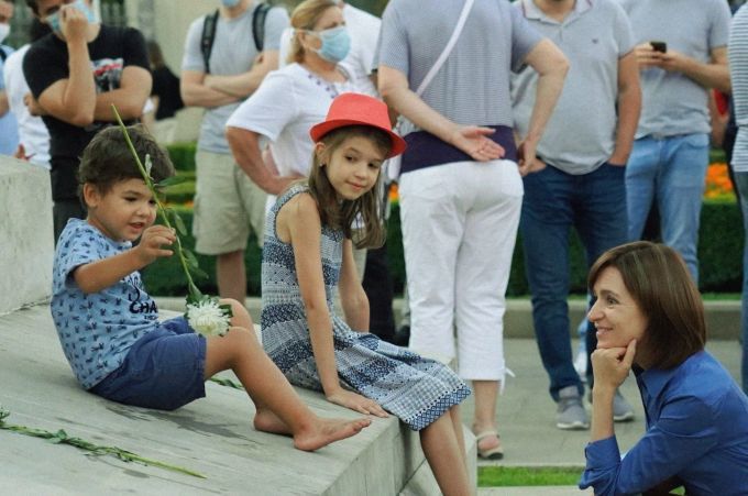 Майя Санду поздравила детей. 