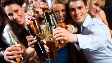 Mai mult de o treime dintre participanţii la studiu au declarat că au redus cantitatea de alcool consumată la o ieşire în oraş. Foto: the-peak.ca