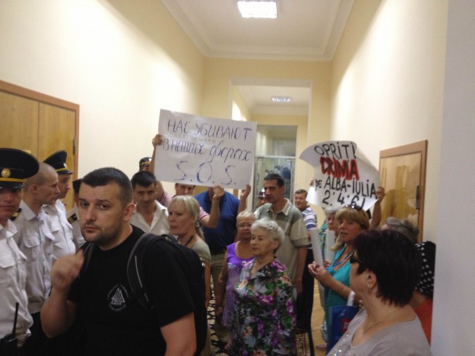 Один из протестующих выступил с критикой деятельности мэра Дорина Киртоакэ.