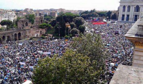 Manifestaţie de amploare la Roma faţă de cuplurile homosexuale. Foto: evz.ro