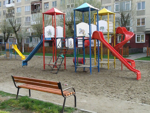Copiii dintr-un bloc din sectorul Buiucani au rămas fără teren de joacă. 