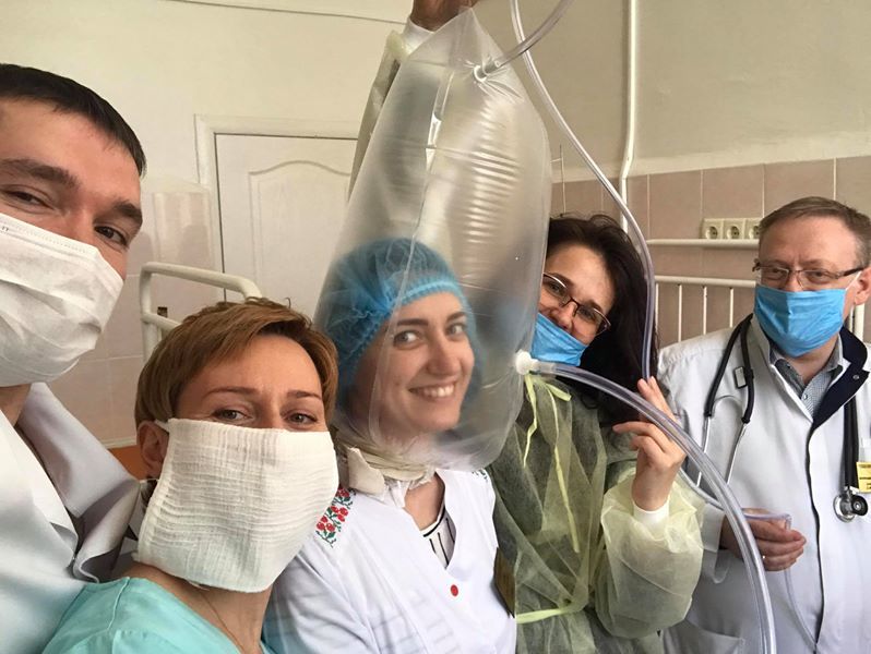 На Украине решили спасать больных COVID-19 с помощью пакета на голове.