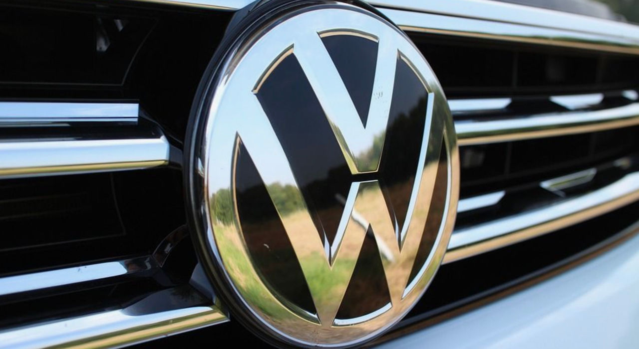 Руководство Volkswagen сократит зарплату на 300 миллионов евро после давления профсоюза.