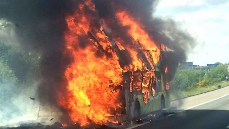 Un autocar cu peste 50 de elevi a luat foc în mers. Foto: realitatea.ne