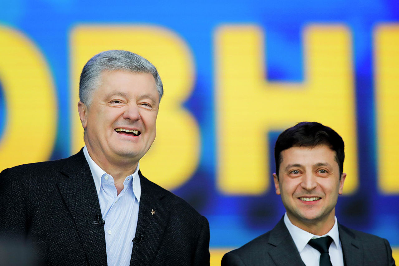 Букмекеры оценили шансы Зеленского и Порошенко на победу во втором туре.