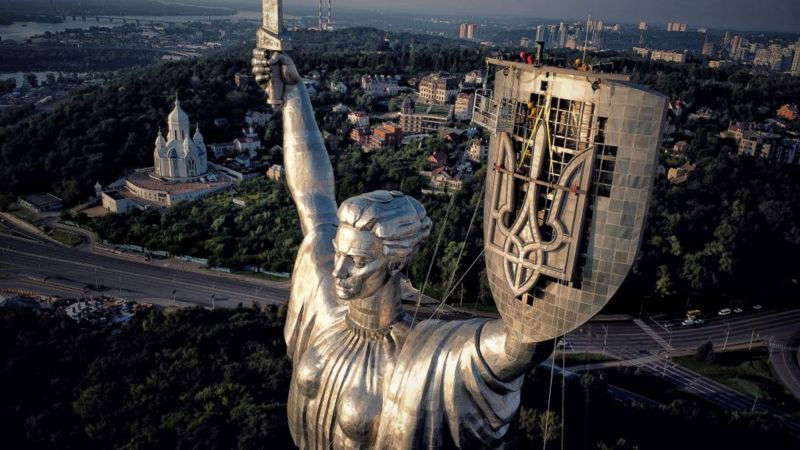 Монумент «Родина-Мать» в Киеве лишился советского герба.