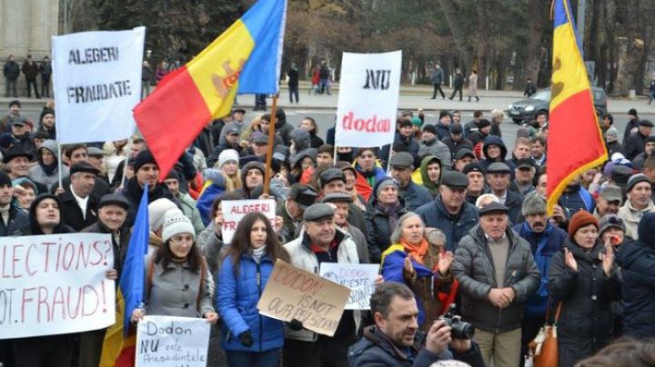 Протестующие требовали отмены результатов второго тура выборов, проведения повторного голосования и отставки главы Центризбиркома.