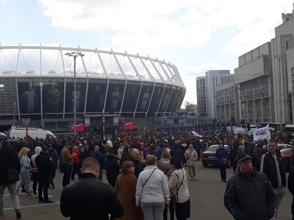 В Киеве на стадион "Олимпийский" начали пускать зрителей.