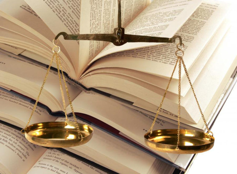 Despăgubiri de aproape 11 mii de euro pentru un procuror, jignit de un avocat și clientul său. 