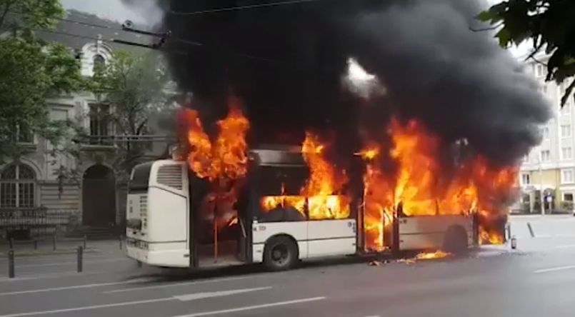 В Бухаресте на ходу вспыхнул троллейбус.