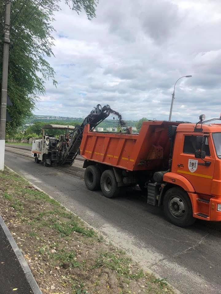 На Буюканах ведутся работы по фрезерованию асфальта на одной из улиц.
