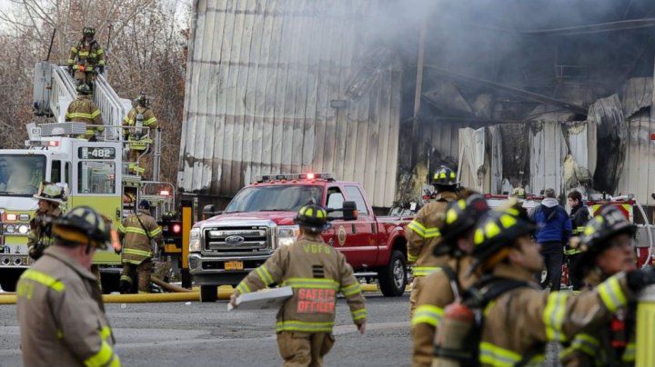 Incendiu devastator la o fabrică de cosmetice din New York. 