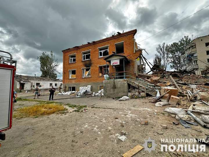 По данным полиции Украины, авиабомба почти полностью разрушила здание.