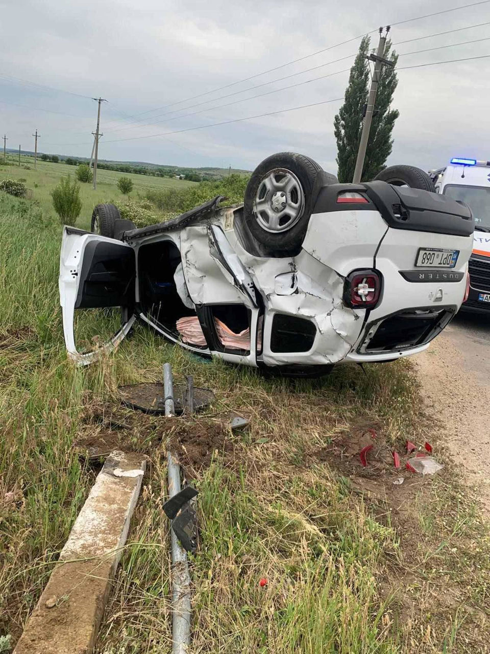 Un tren marfar a lovit un automobil la o trecere la nivel cu calea ferată.