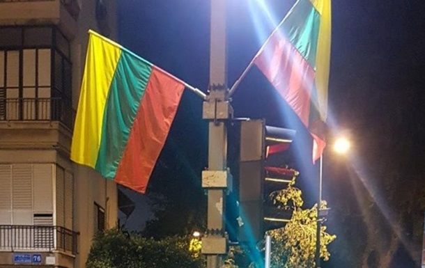 Муниципалитет Тель-Авива по ошибке вывесил флаги Литвы вместо интернационального символа ЛГБТ.