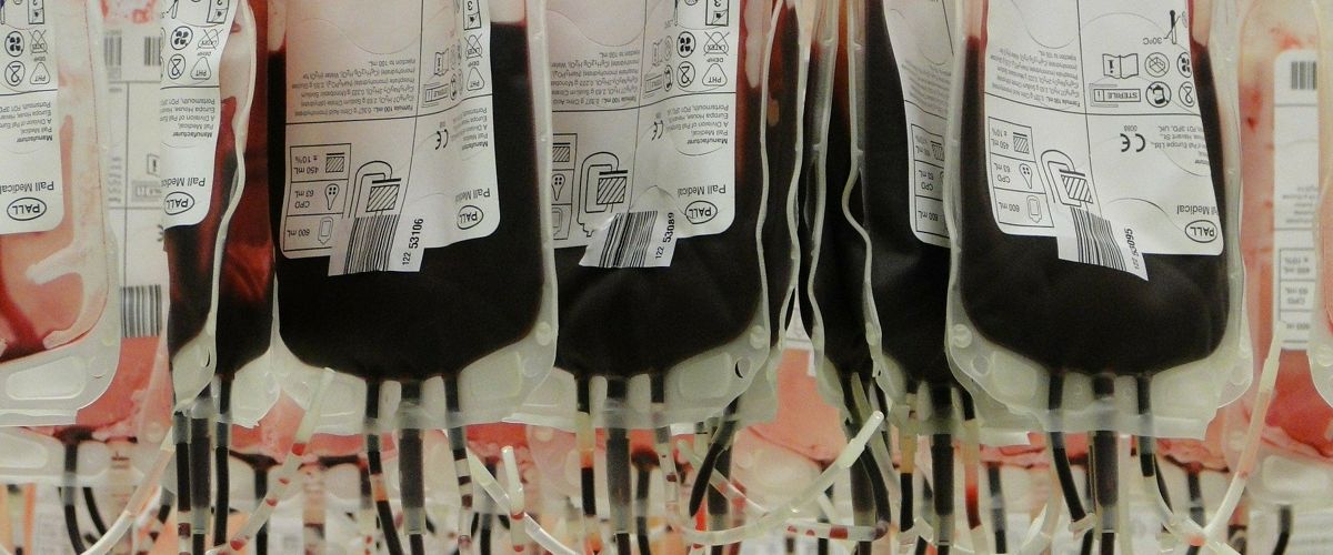 FDA разрешило в крайних случаях лечить коронавирус кровью переболевших.