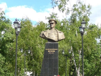 В Харькове пытались разрушить бюст маршалу Жукову.