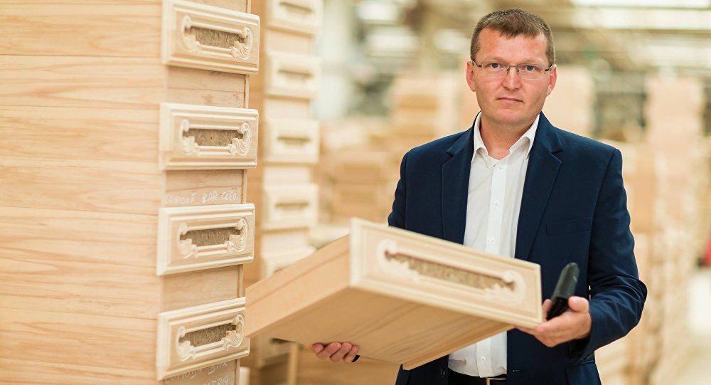 Businessmanul român Gabriel Lavrincic intenționează să-l acționeze în judecată pe Mark Zuckerberg. El îl învinuiește că acesta ar fi plagiat ideea creării rețelei de socializare.