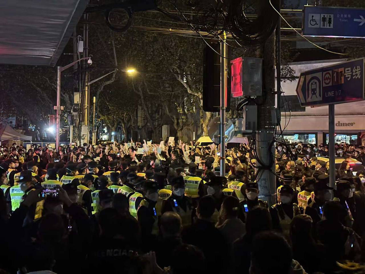 Массовые акции протеста проходят в ряде китайских городов. 