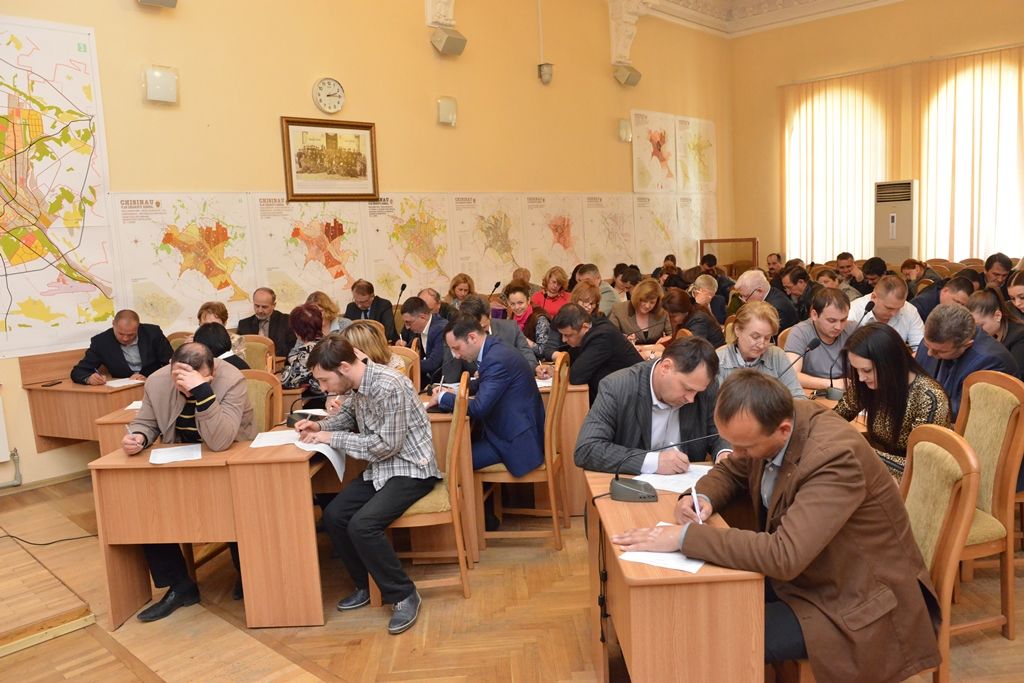 Funcționarii de la Primăria Chișinău rămân fără prime salariale! Consilierii municipali au blocat inițiativa. 