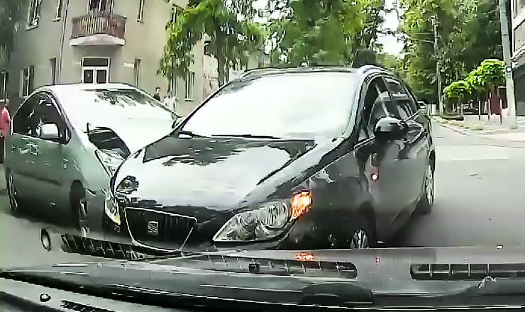 Дорожная авария на перекрестке улиц Щусева и Пыркэлаб попала на видео.