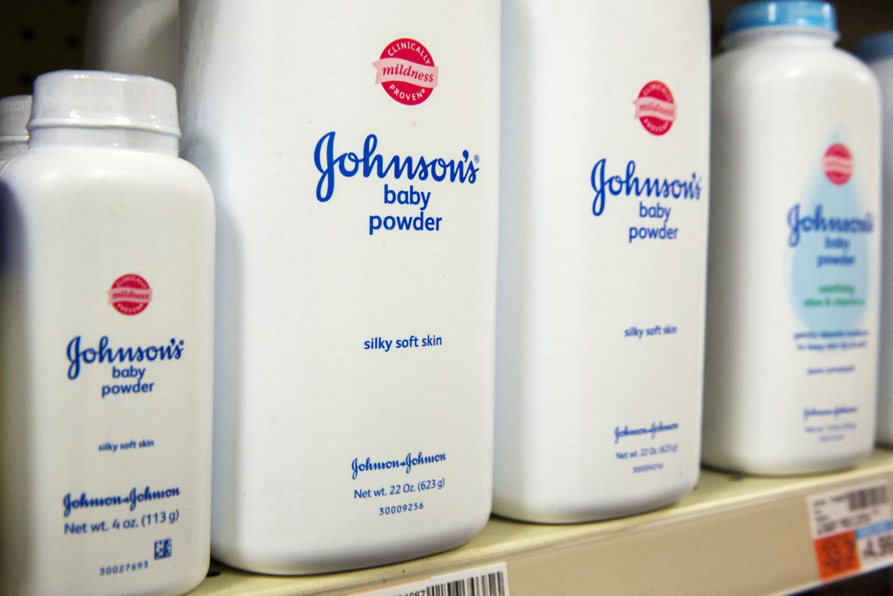 На Johnson &amp; Johnson подали в суд из-за детской присыпки, вызывающей рак.