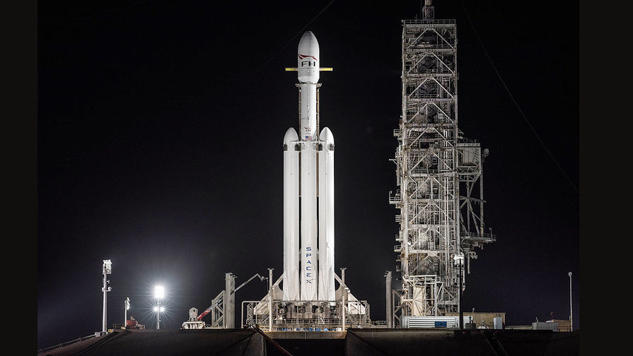 Falcon Heavy стартовала с мыса Канаверал в первый испытательный полет.