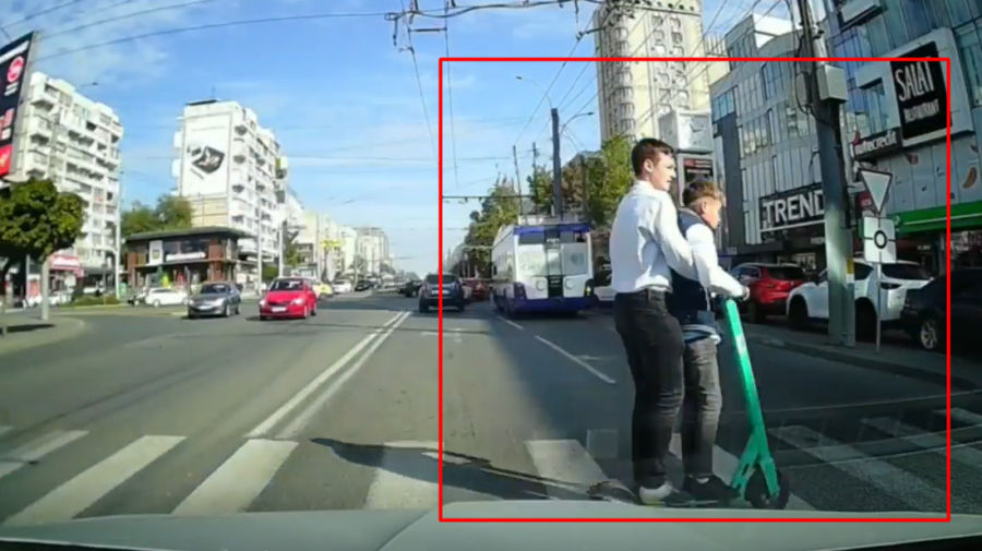 В Кишиневе подростки на самокате попали под колеса автомобиля.