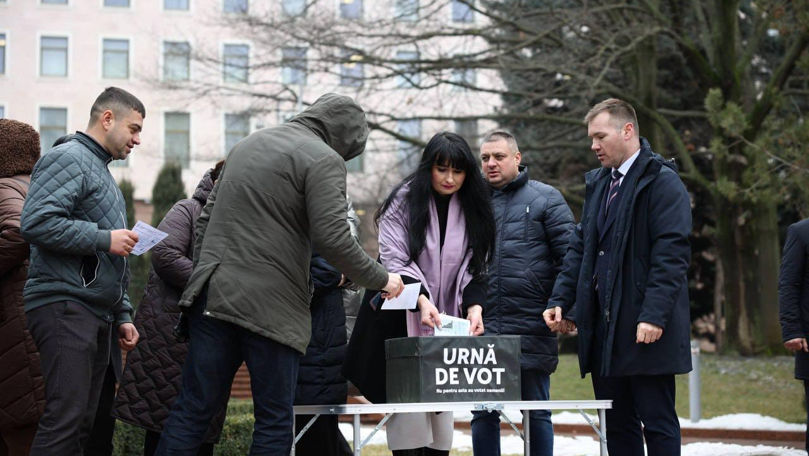 Партия MAN провела у парламента флешмоб в рамках кампании «Плати ты!».