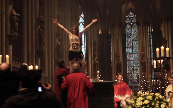 Cunoscute in intreaga lume pentru protestele nonconformiste, fetele de la FEMEN au fost ocupate si in acest an, de Craciun.