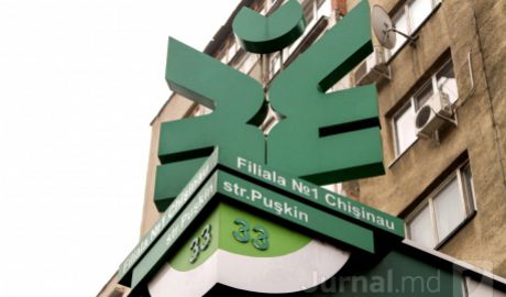 În filialele Băncii de Economii din capitală a fost astăzi forfotă mare. Foto: jurnal.md