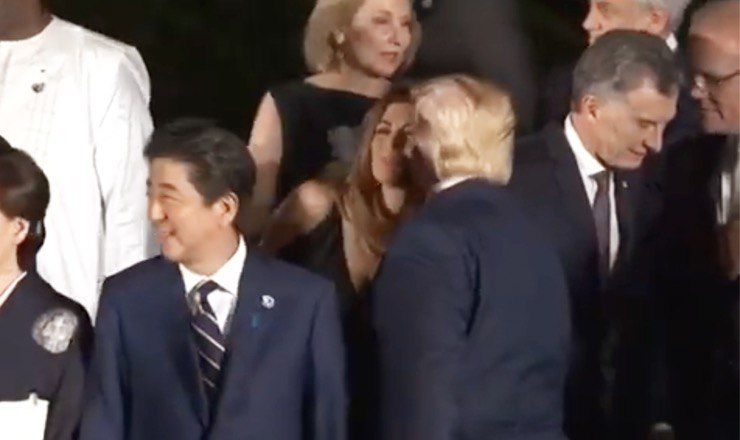 Трамп расцеловал жену президента Аргентины.