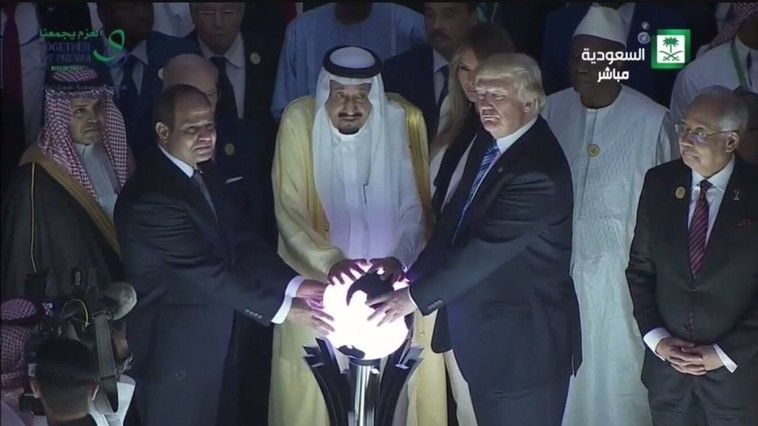 O fotografie cu Donald Trump, președintele egiptean și regele Arabiei Saudite a stârnit amuzamentul internauților.
