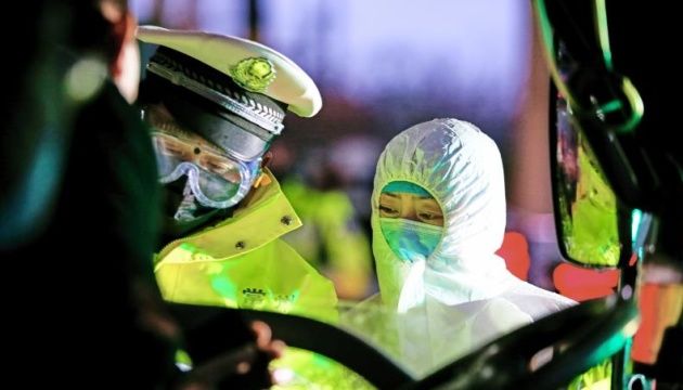 В Пекине ввели новые карантинные ограничения из-за COVID-вспышки.
