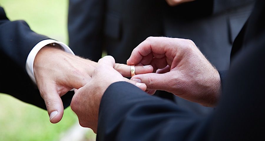 Doi bărbați heterosexuali s-au căsătorit că să evite o taxă