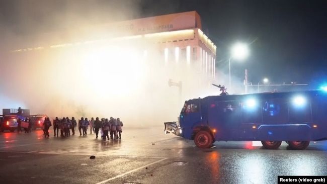 Протестующие захватили аэропорт в Алматы.