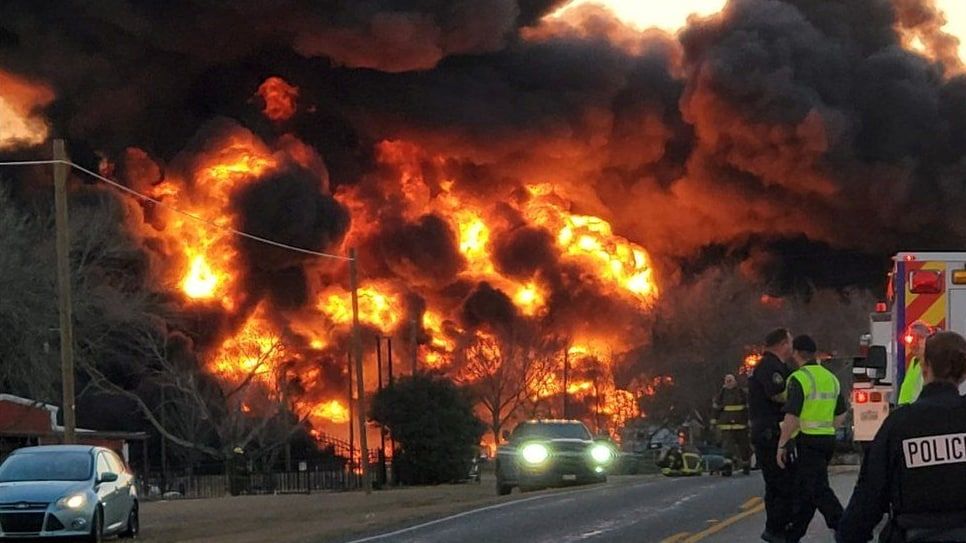Поезд с топливом взорвался после столкновения с грузовиком в США.