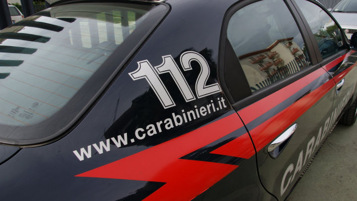 O moldoveancă de 22 de ani riscă închisoare după ce l-a înjunghiat în piept pe concubinul mamei sale.