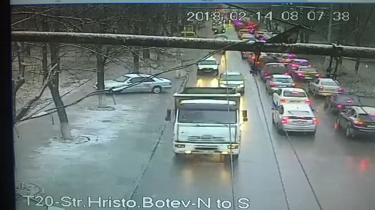 НИП призывает водителей избегать движения по улицам с пробками.