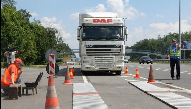 На Украине увеличат до 1,5 тыс. евро штраф за перегрузку транспорта. Фото: ukrinform.ru.