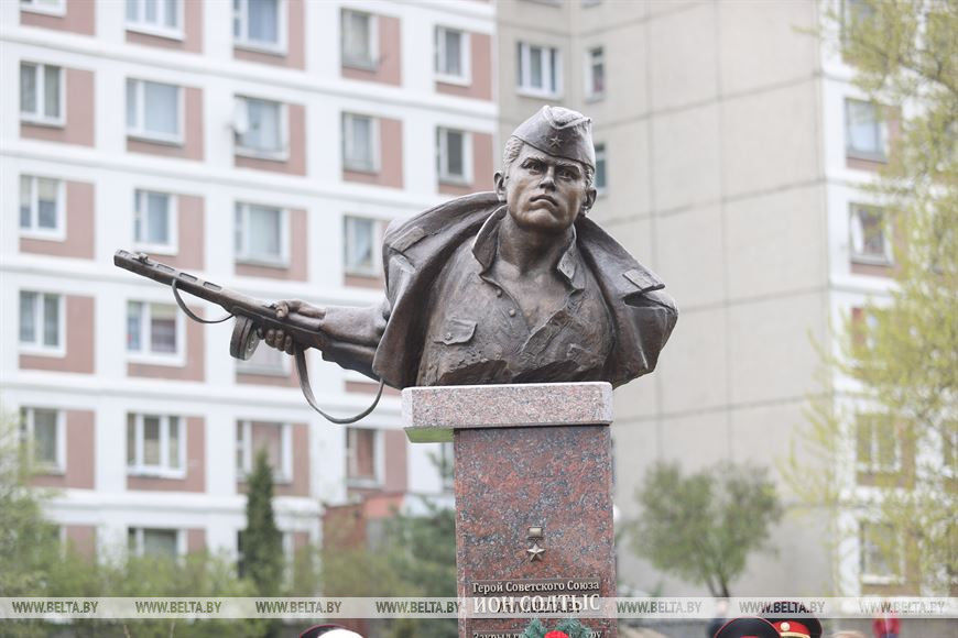 В Минске состоялась церемония открытия памятника молдавскому воину, Герою Советского Союза Иону Солтысу.