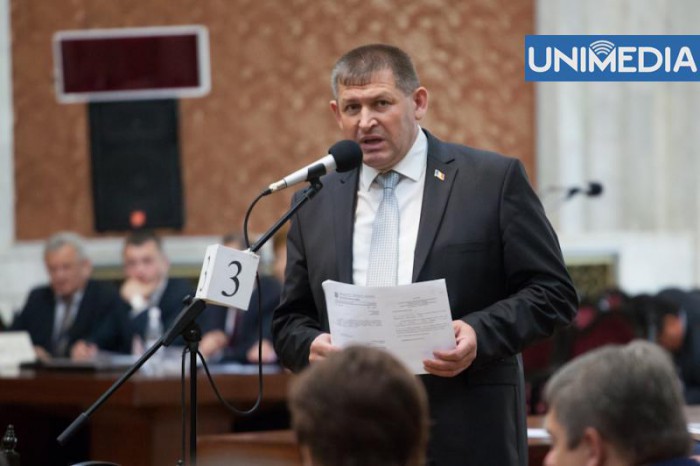 Datele declarației de avere arată că fostul deputat a câștigat anul trecut din salariu peste 157 de mii de lei. Totodată, el a beneficiat și o pensie de aproape 40 de mii de lei.