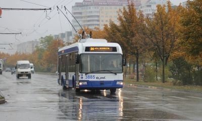 Jenant şi periculos. Ce face un bărbat în transportul public din Capitală. Foto: medianews.md