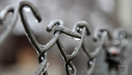 Peste 50 de localităţi din 12 raioane ale republicii au rămas fără curent electric, din cauza chiciurii depuse pe liniile electrice.