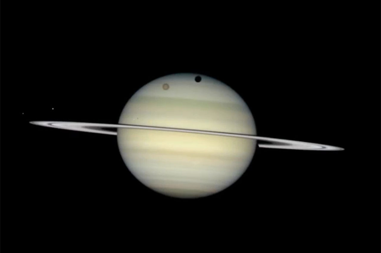 Телескоп Hubble снял видео движения спутников вокруг Сатурна.